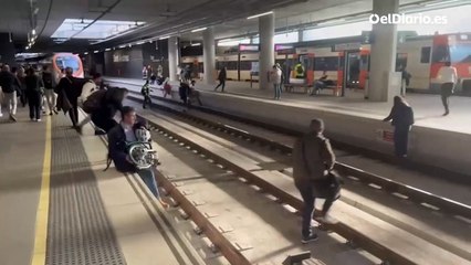 Pasajeros en la estación de Sant Andreu Comtal cruzando las vías para entrar en un tren dirección Port Bou