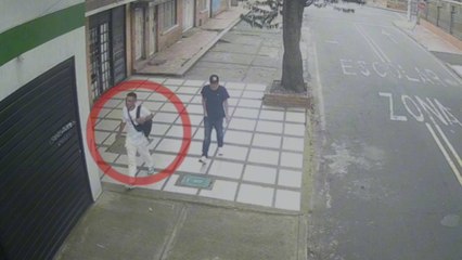 VIDEO | Atrapan a delincuente intentando entrar a un apartamento para saquearlo en Bogotá