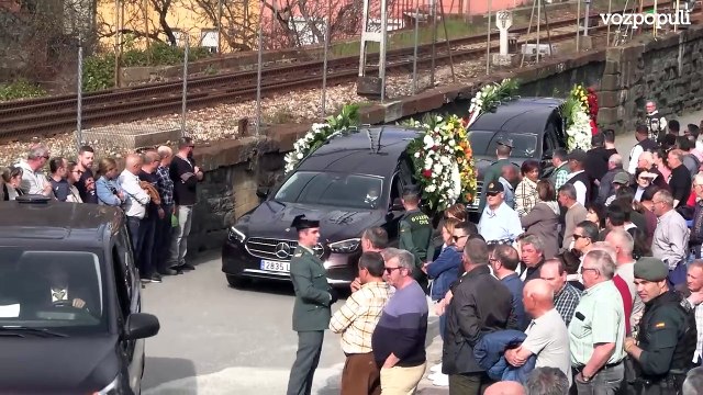 Centenares de vecinos despiden a uno de los mineros fallecidos en el accidente de Cerredo