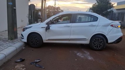 Fiat Cronos capota em acidente de trânsito no Loteamento Belmonte