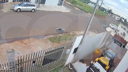 Pancada! câmera flagra capotamento no Loteamento Belmonte