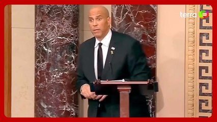 Senador americano discursa por 24 horas contra políticas de Trump
