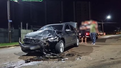 Jetta tem a frente destruída em acidente no Bairro Canadá