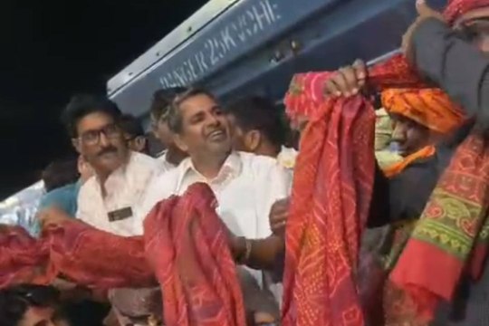 पहली बार लालसोट रेलवे स्टेशन पहुंची Mathura-Gangapur City Express तो साफा और माला पहनाकर हुआ स्टाफ का स्वागत, देखें Video