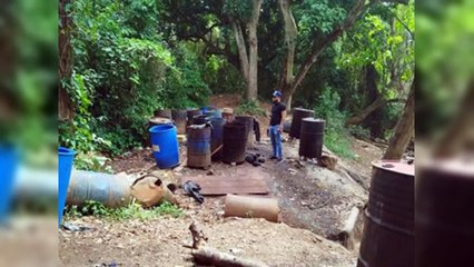 Desmantelan laboratorio de alcohol adulterado en Monte Plata