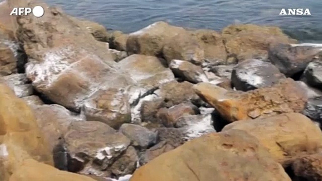 Russia, continua la bonifica dopo la fuoriuscita di petrolio nel Mar Nero