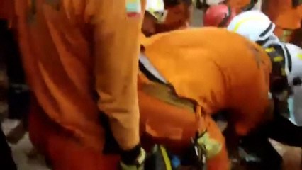 Un jeune Birman sorti vivant des décombres cinq jours après le séisme