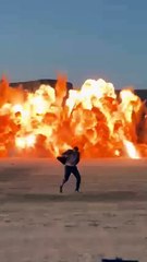 مشهد من انفجار فيلم الكلاب السبعة لأحمد عز وكريم عبدالعزيز