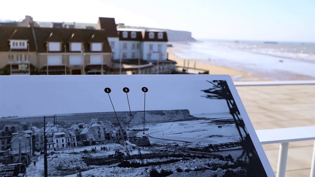 Vue sur le port artificiel d'Arromanches-les-Bains depuis le toit-terrasse du Musée du Débarquement