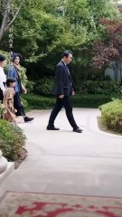 Elle a été forcée d'épouser un mendiant, et elle ne savait pas qu'il est le CEO, et père de son fils