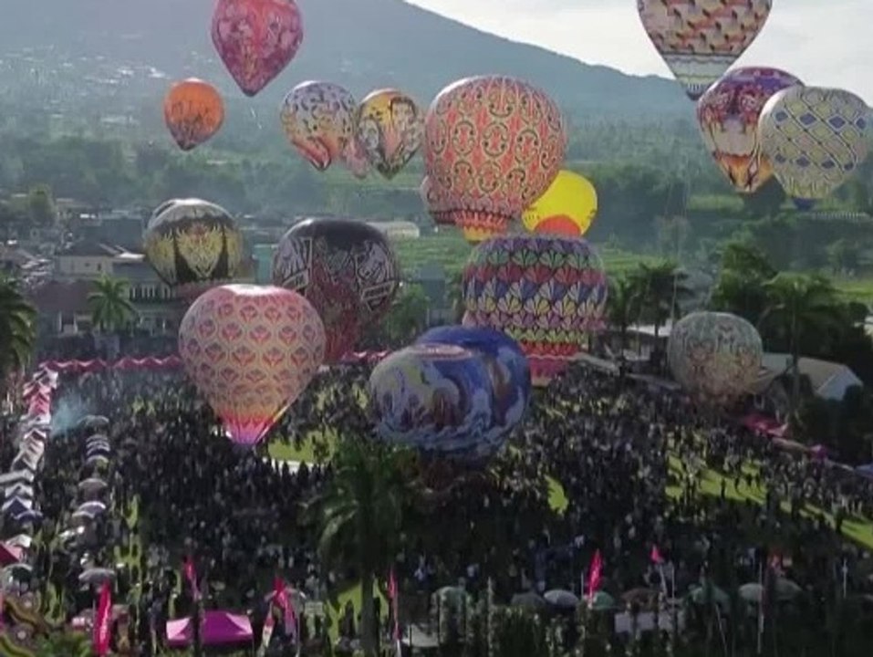 Indonesische stadt feiert fastenbrechen mit bunten heißluftballons