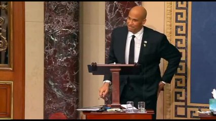 Senatore Usa batte il record con discorso di 25 ore contro Trump