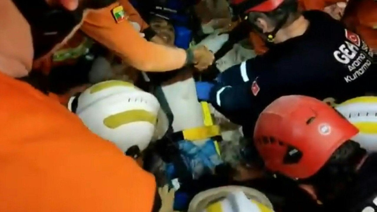 Mann lebend aus Trümmern geborgen, fünf Tage nach Myanmar-Beben