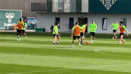 El Betis prepara con un partidillo en espacios reducidos su visita al Barça 