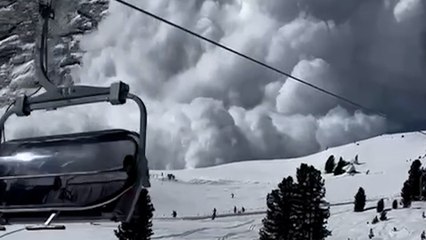 Schrecklicher Moment: Lawine geht ab und begräbt Skifahrer in einer Schneewolke