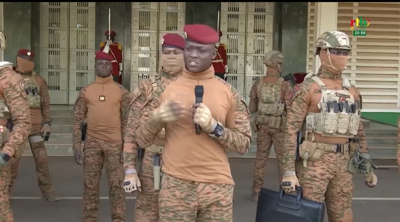 🇧🇫✊🏿 « S’il faut qu’on le dise haut et fort ici, nous ne sommes pas dans une démocratie, nous sommes bien en révolution, progressiste populaire » (Capitaine Ibrahim Traoré)