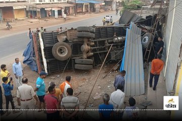 जनरल स्टोर्स की दुकान में घुसी ट्रक