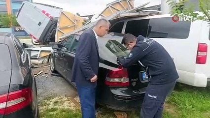 Antalya’da hortum ortalığı birbirine kattı: 2 ton ağırlığındaki bungalov 30 metre sürüklendi, karavan otomobillerin üzerine uçtu