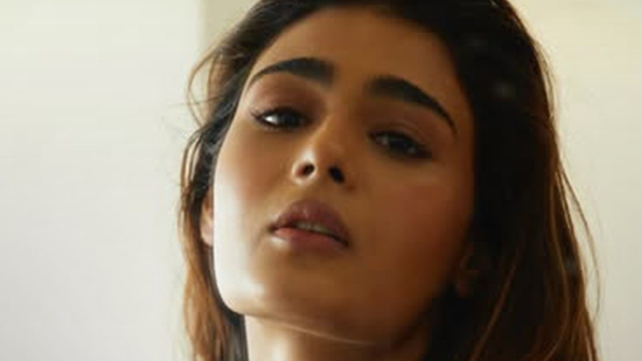Shalini Pandey के कमरे में अचानक घुसा डायरेक्टर, फिर...