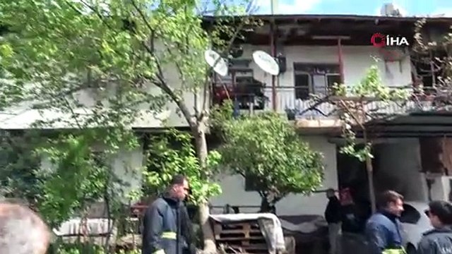 Evleri yanan genç kız gözyaşlarını tutamadı, yaşlı kadını itfaiye eri elini tutarak teselli etti