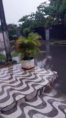 Rua no Santos Dumont vira "rio" após fortes chuvas em Maceió