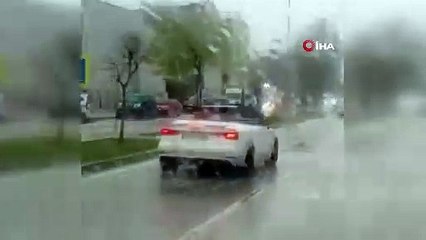 Üstü açık milyonluk otomobilde yağmur altında ilginç manzara