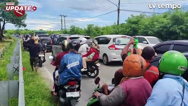 Jalur Menuju Kawasan Wisata Pantai Anyer Padat