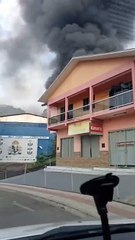 Barracão de escola de samba é destruído por incêndio em Joaçaba