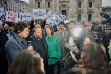 La manifestazione di Cattelan in piazza Duomo