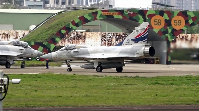 China simula ataques durante manobras militares perto de Taiwan