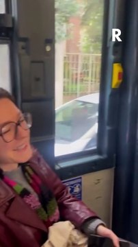 Gianni Morandi sul bus a Bologna