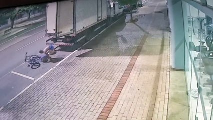 Vídeo mostra mendigos arrombando caminhão e furtando 300kg de carne no Centro de Cascavel