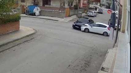 İki otomobil çarpıştı: Çocuk camdan fırladı