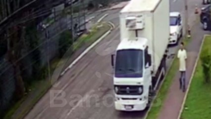 Trio é flagrado furtando R$ 6 mil em chocolates de caminhão estacionado no Hauer