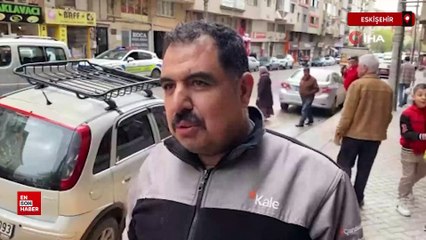 Eskişehir’de çöken zeminde park halinde olan otomobil çukura düştü