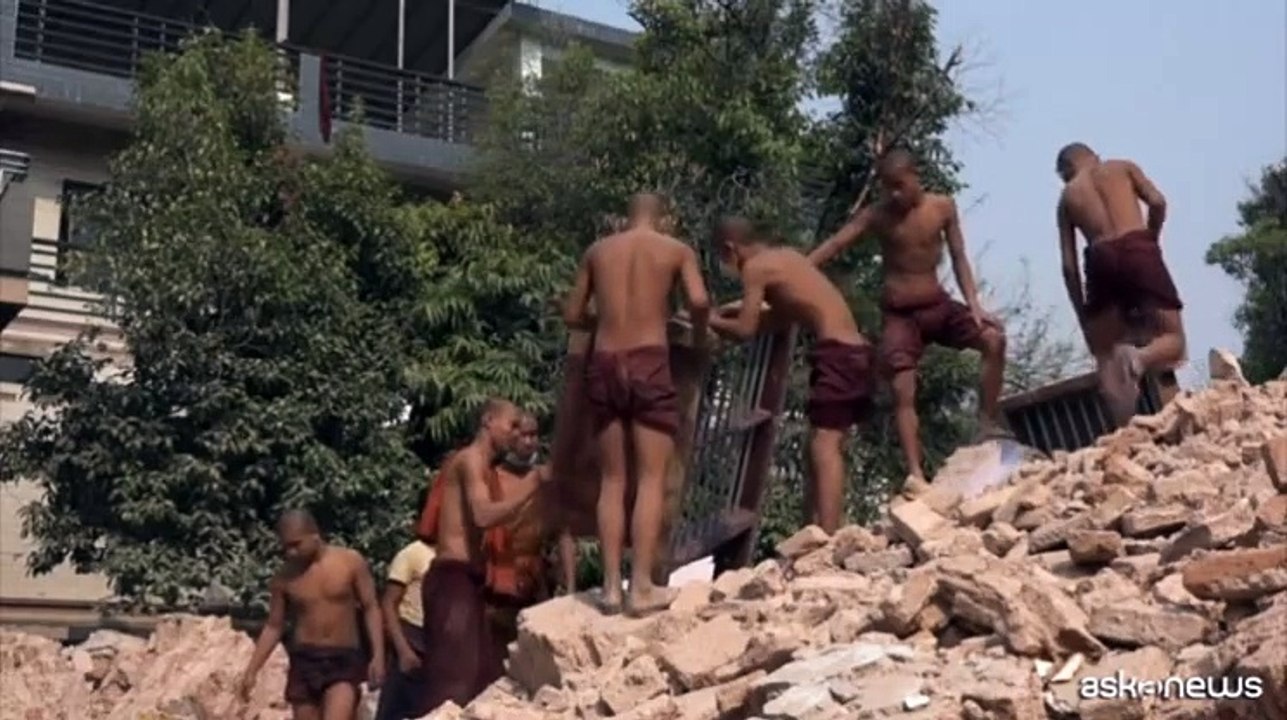 Myanmar, monaci rimuovono le macerie di un monastero di Mandalay