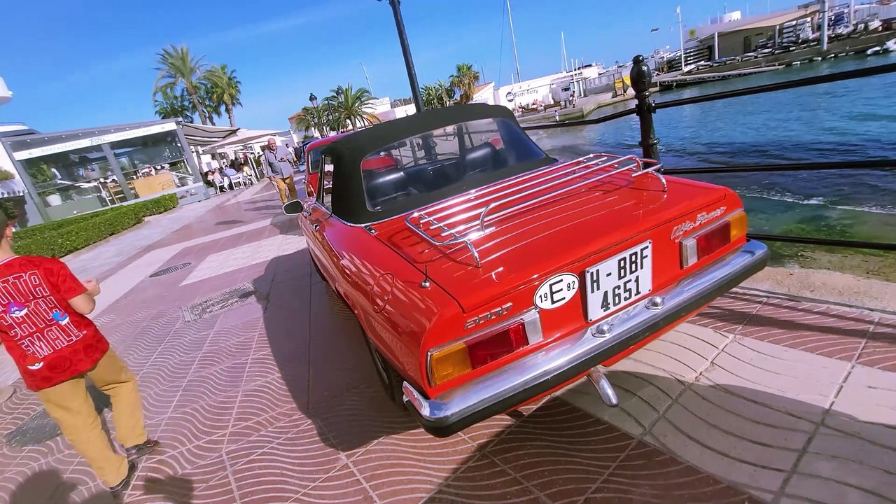Autos antiguos legendarios en Santa Eulalia, Ib...