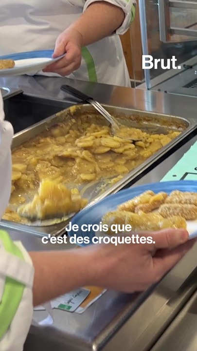 Un repas dans une cantine intergénérationnelle