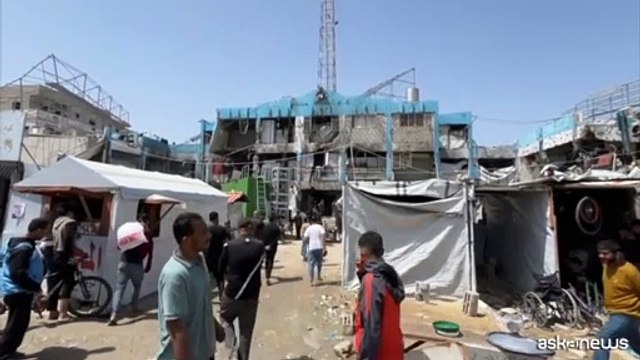 Attaccata clinica Onu a Gaza, i palestinesi piangono i loro cari