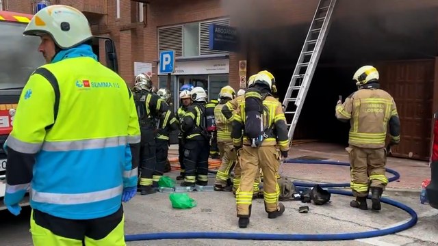Dos bomberos mueren y otros cuatro resultan heridos en un incendio en un parking de Alcorcón