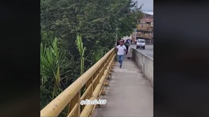 VIDEO: ¡No contaban con su astucia! Un policía realizó una persecución ‘nadando’
