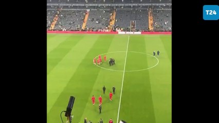 Kadıköy'de derbi öncesi Galatasaraylı oyuncular sahaya çıkarken kedi sesi açıldı