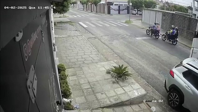 Carreta destroi semáfaro em cruzamento de ruas em Patos, Paraíba