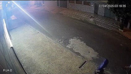 'Gangue do capuz' arromba portão de casa e rouba moto em São Vicente; VÍDEO