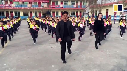 Un directeur d'école chinois enseigne la danse shuffle aux élèves pendant la pause 💃🕺