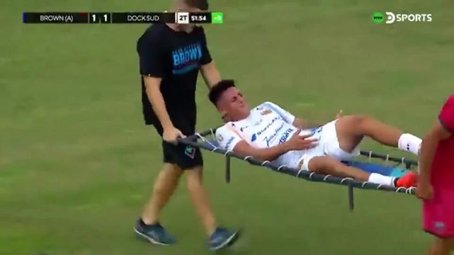 Fa cadere la barella e scoppia la rissa: caos totale in campo