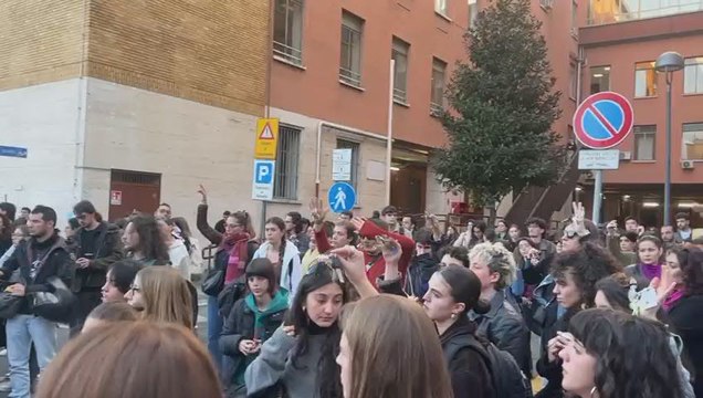 Ilaria Sula uccisa e chiusa in valigia dall'ex, il 'silenzio rumoroso' alla Sapienza per la studentessa - Video