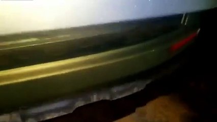 Ce qu'il découvre en ouvrant sa voiture est incroyable