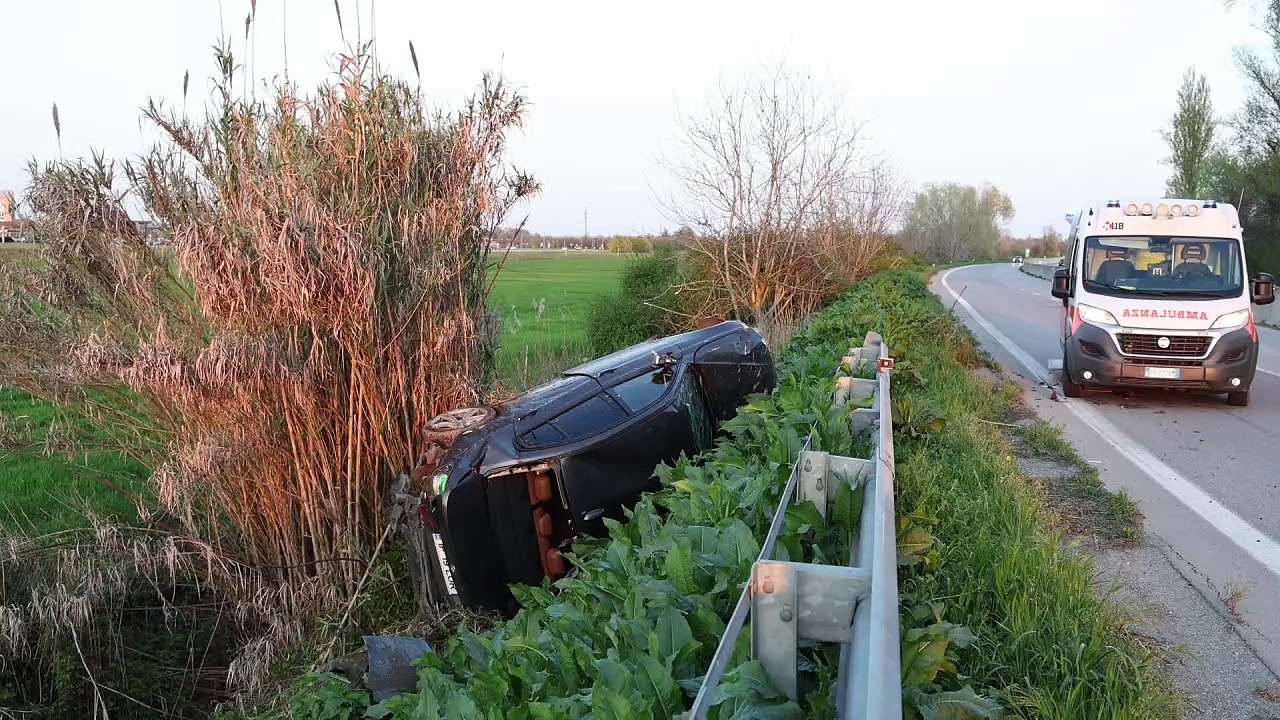 Perde il controllo dell?auto e vola nel fosso sulla Superstrada Ferrara-mare