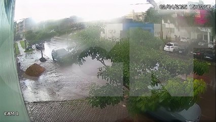 Câmera flagra acidente na Rua Vitória que deixou motociclista ferido